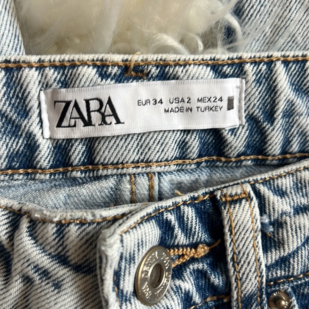 Zara Distressed Jeans - Picture 6 of 10